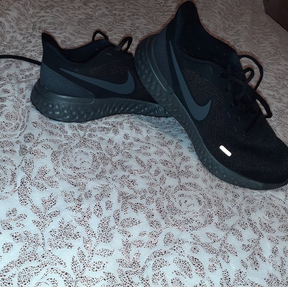 Nike Revolution 5 running shoes
